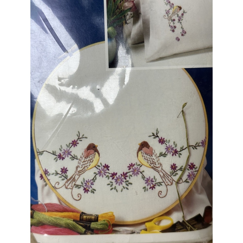New Embroidery Kit Two Pillowcases Bird Pattern with Flowers Standard Vogart - Picture 3 of 9